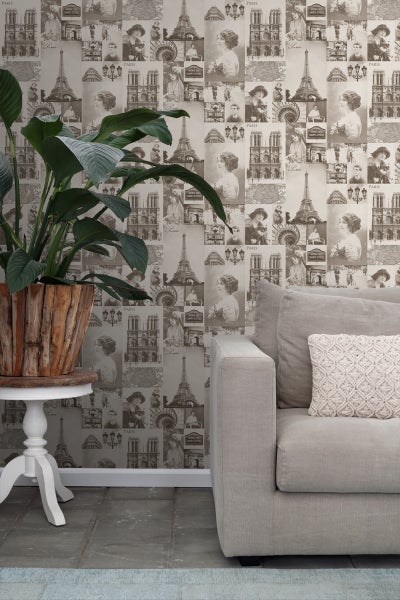 Wohnzimmer mit Paris-Tapete, Sofa und Zimmerpflanze im Holzkübel