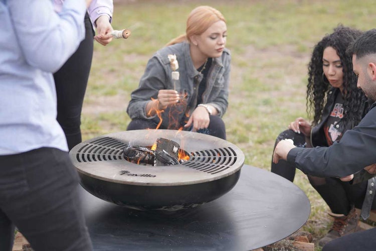 The Favilla  SINA Feuerschale mit Grillring Schwarz – 120x120x45 cm | Feuerschale mit Grillplatte | BBQ Feuerstelle | Outdoor Grill | Pulverbeschichtet | inkl. Zubehör & Abdeckhaube