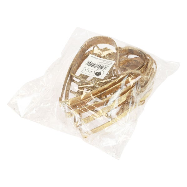 Dekorative goldfarbene Herzen in einer Verpackung