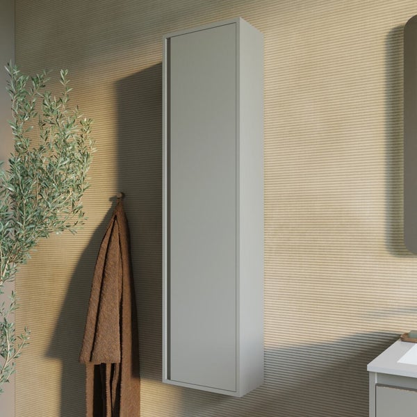 Moderner hoher Badezimmerschrank zur Wandmontage in einem minimalistischen Badezimmer.