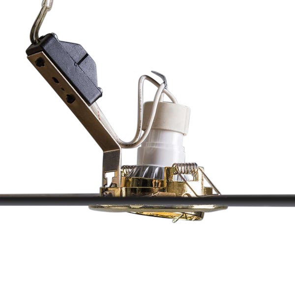 Seitenansicht eines goldfarbenen Einbaustrahlers mit Keramikfassung, Montagefedern und Anschlussdose, installiert in einer Fläche.