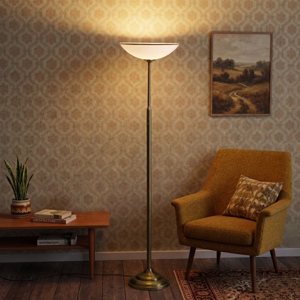 Moderne Deckenfluter Stehlampe in einem gemütlichen Wohnzimmer mit Sessel und Beistelltisch.