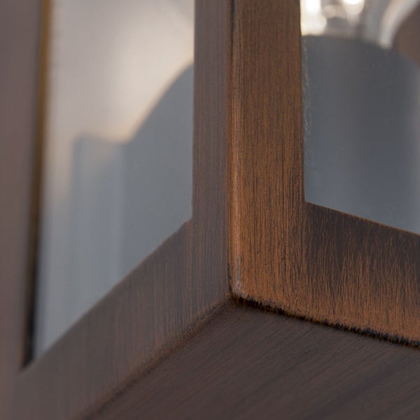 Detailaufnahme einer Außenwandleuchte mit Rahmen in Holzoptik und Glaseinsatz.