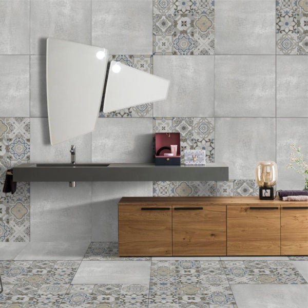 Badezimmergestaltung mit Waschbecken, Spiegel und Fliesen