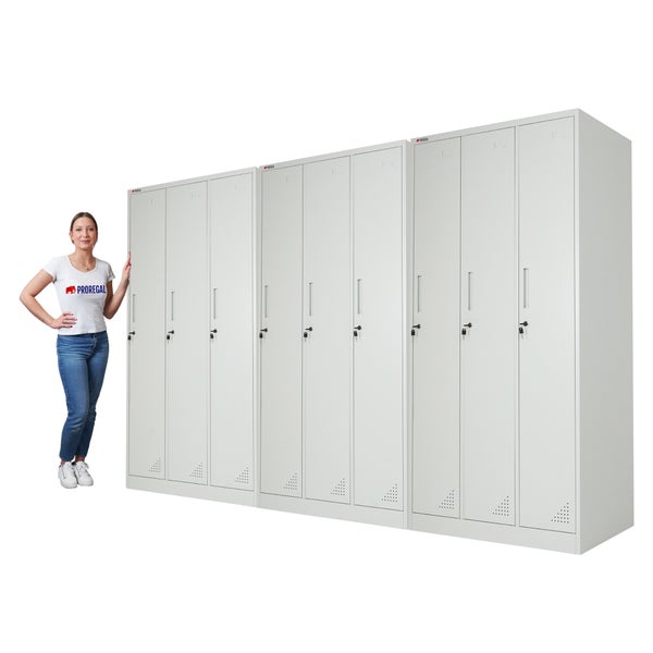 Reihe von neun lichtgrauen Metallspinden mit Schlössern und Belüftung, zur Größenorientierung neben einer Person dargestellt.