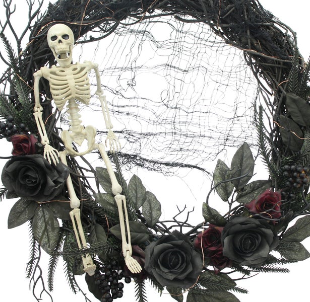 Dekorativer Halloween-Kranz mit Skelett, Rosen und Zweigen für gruselige Dekorationen