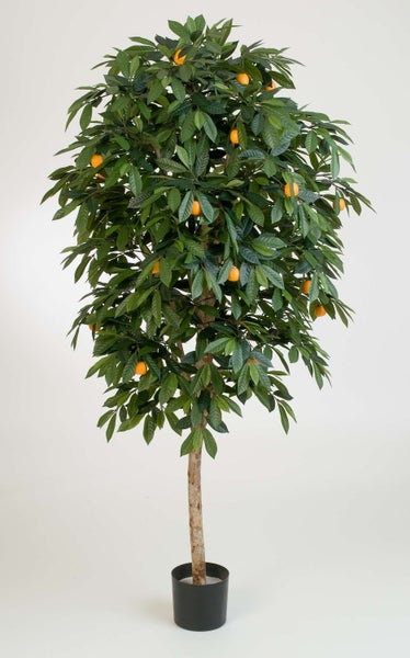 Künstlicher Orangenbaum mit grünen Blättern und kleinen Früchten im schwarzen Kunststofftopf