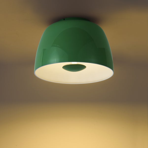 Grüne, glänzende Deckenleuchte in Halbkugelform mit warmem Lichtaustritt nach unten.