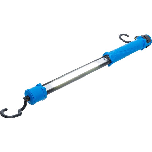 Pavillon mit Moskitonetz und Gartenmöbeln auf einer Holzterrasse bei Nacht