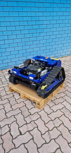 Raupenmäher auf Holzpalette