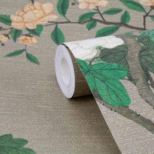 Eine Tapetenrolle mit florale Blumenmuster mit Blüten und Blättern in strukturierter Oberfläche für die Wandgestaltung.