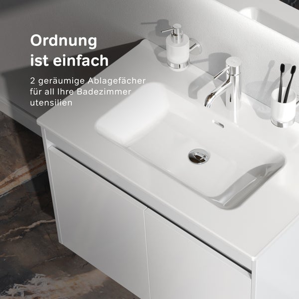 Modernes Badezimmer mit Waschbecken, Armatur, Seifenspender und Stauraum
