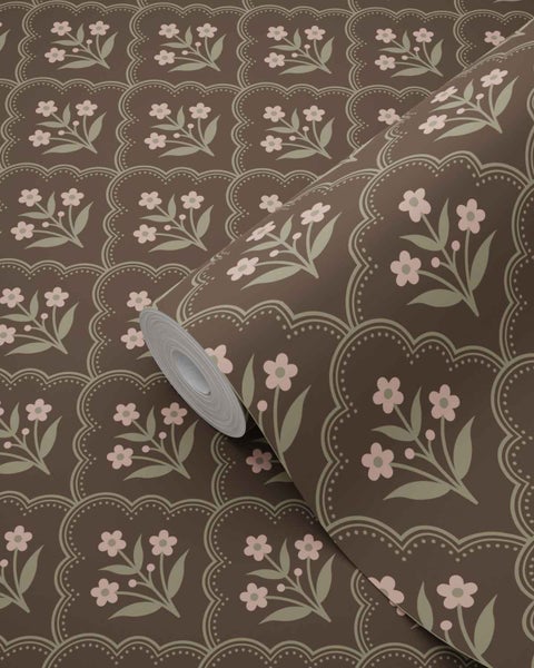 Vliestapete mit floralem Muster im Retro-Stil, kleine Blumensträuße in gewellten, gepunkteten Rahmen.