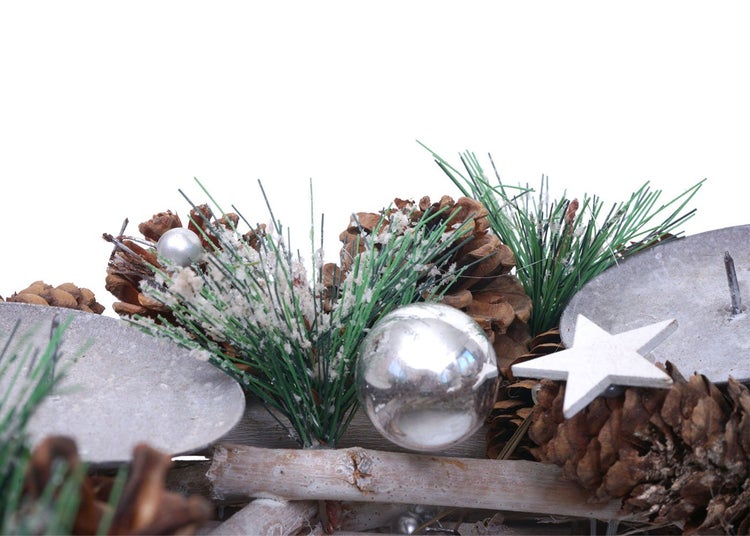 Adventskranz mit Kerzenhaltern, Tannenzapfen, Kugeln und Stern