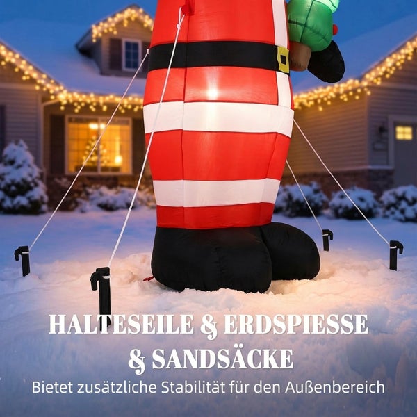 Aufblasbarer Weihnachtsmann für den Außenbereich mit Abspannseilen, Erdspießen und Sandsäcken zur Befestigung im Garten.