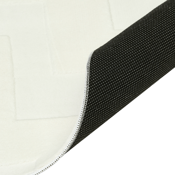 Teppich mit rutschfester Unterseite und geometrischem Muster.