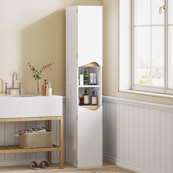 Hoher, schmaler Badschrank in Weiß mit offenen Regalfächern in der Mitte, neben einem Waschtisch in einem hellen, organisierten Badezimmer.