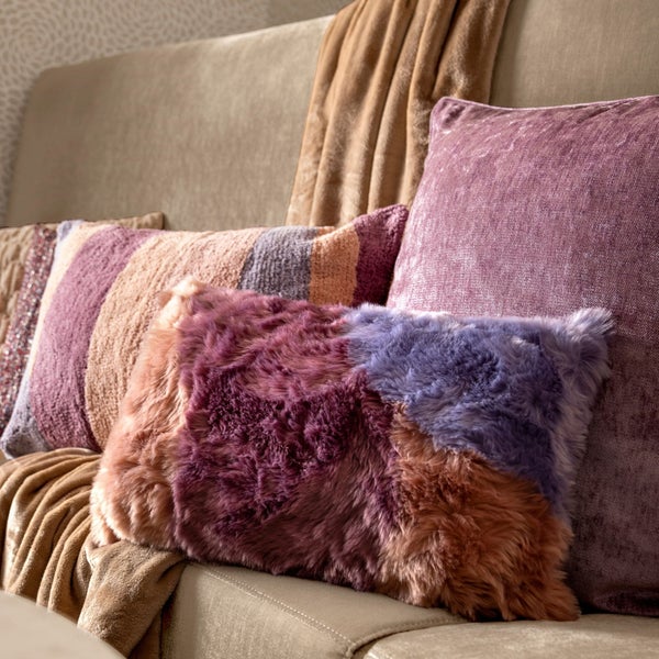 Nahaufnahme von dekorativen Kissen und einer Decke auf einem Sofa