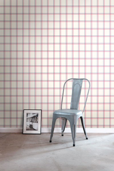 Raumansicht mit karierter Tapete, Stuhl und gerahmtem Bild