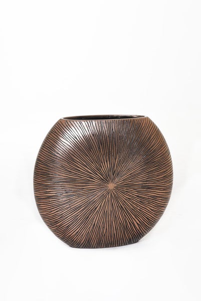 Runder, flacher Pflanztopf mit strahlenförmiger Struktur in Bronze-Optik.