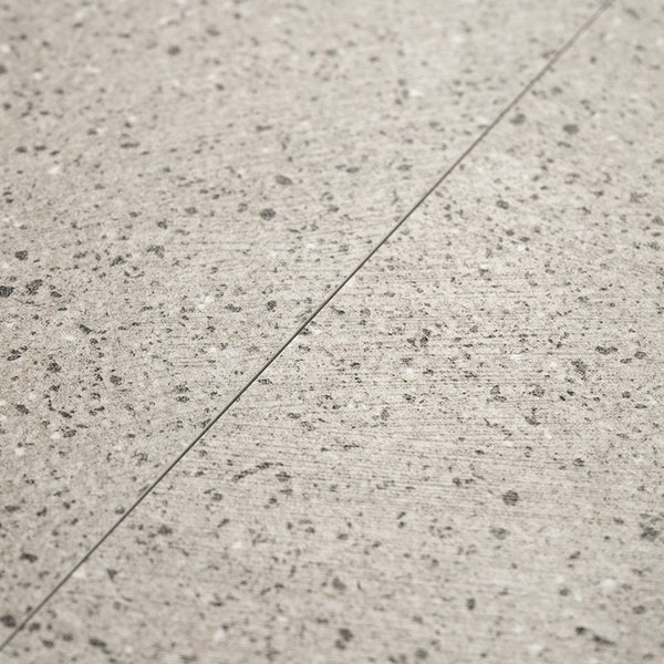 Fliese mit feiner Granitoptik und deutlicher Fuge in der Nahaufnahme
