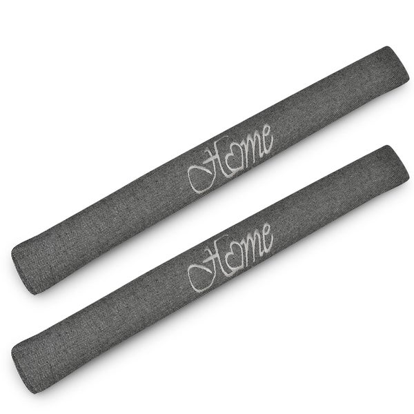 Zwei gewebte Stufenmatten mit dem Schriftzug Home in Schreibschrift.