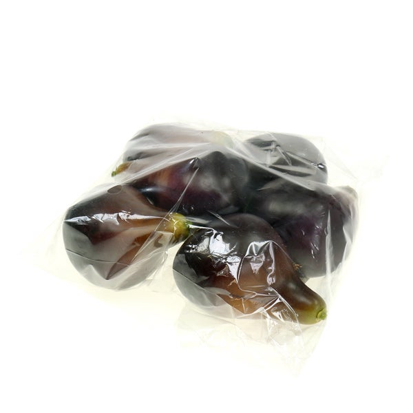 Auberginen in einer Plastikverpackung