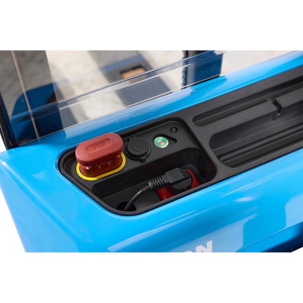 Detailansicht eines Gabelstaplers mit Lastdiagramm und Bedienelementen