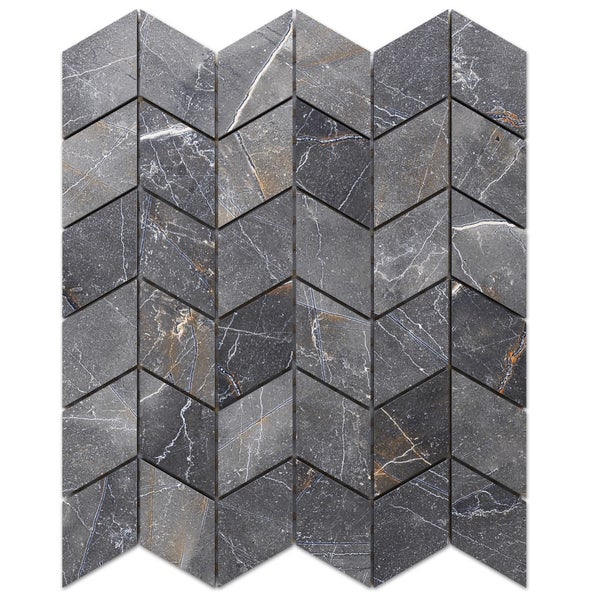 Mosaikfliese aus marmoriertem Naturstein in Rautenform.