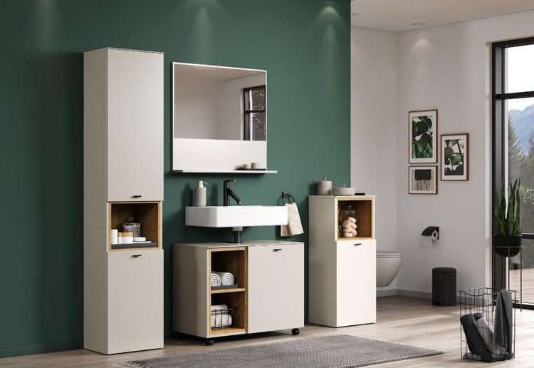 Modernes Badezimmermöbel Set mit Waschtisch, Spiegel und Schränken in Kombination mit Holzoptik in einem geräumigen Badezimmer.