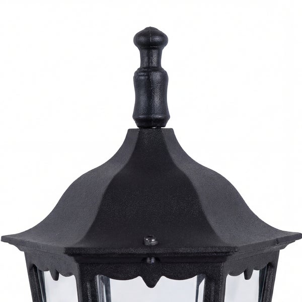 Detailaufnahme einer schwarzen Außenleuchte