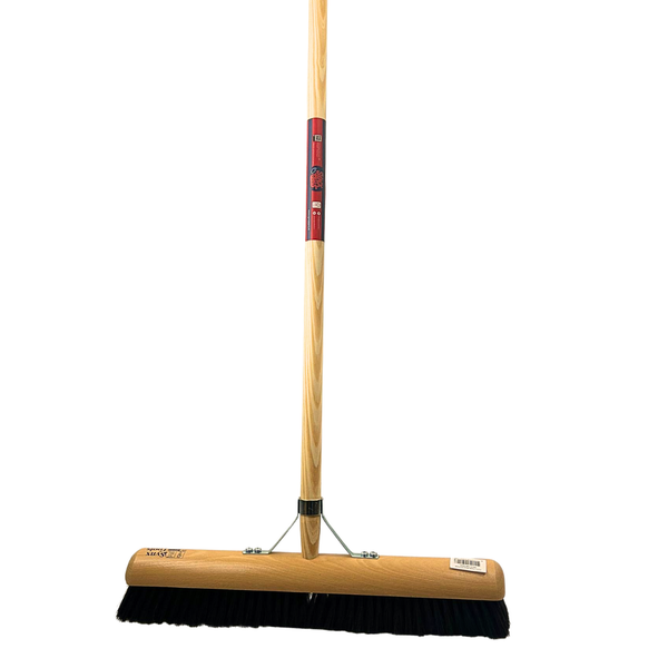 Besen mit Holzstiel und schwarzen Borsten