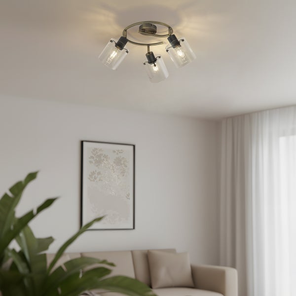 Deckenleuchte mit drei Strahlern und klaren Glasschirmen im Wohnzimmer.