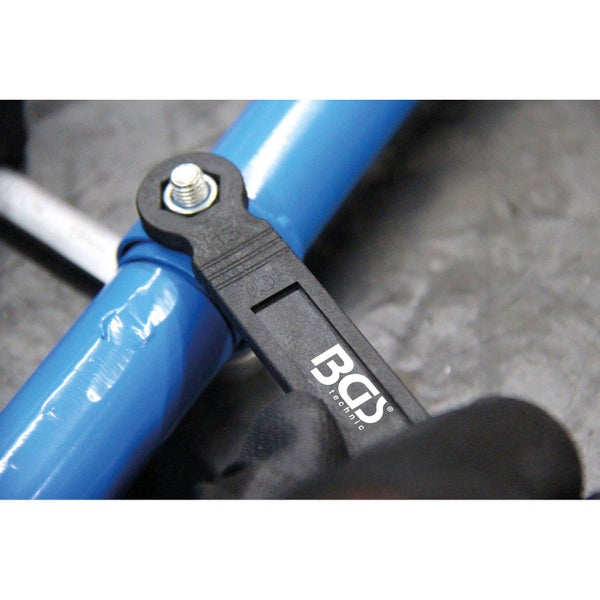 BGS Technic Logo auf einem Schraubenschlüssel beim Festziehen einer Schraube