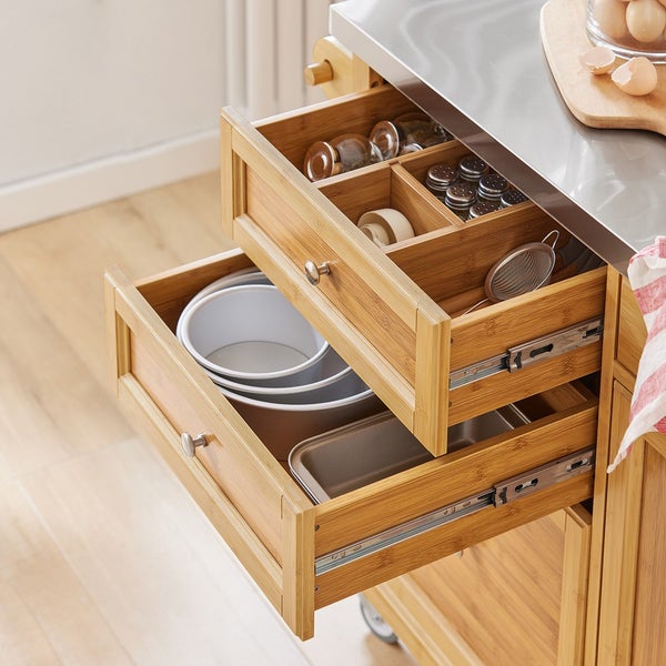 Küchenwagen aus Bambus mit offenen Schubladen und Kochutensilien