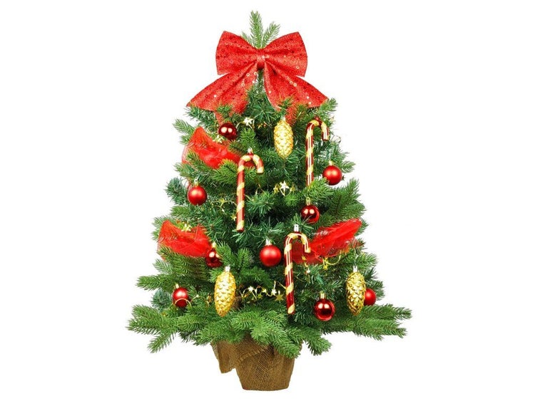 Geschmückter künstlicher Weihnachtsbaum mit Schleife, Weihnachtskugeln und Zuckerstangen im Jutesack