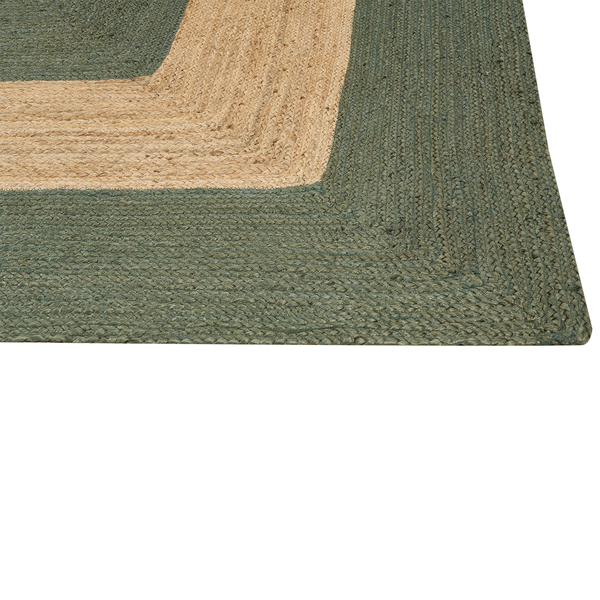 Detail eines geflochtenen Teppichs aus Jute mit Bordüre.