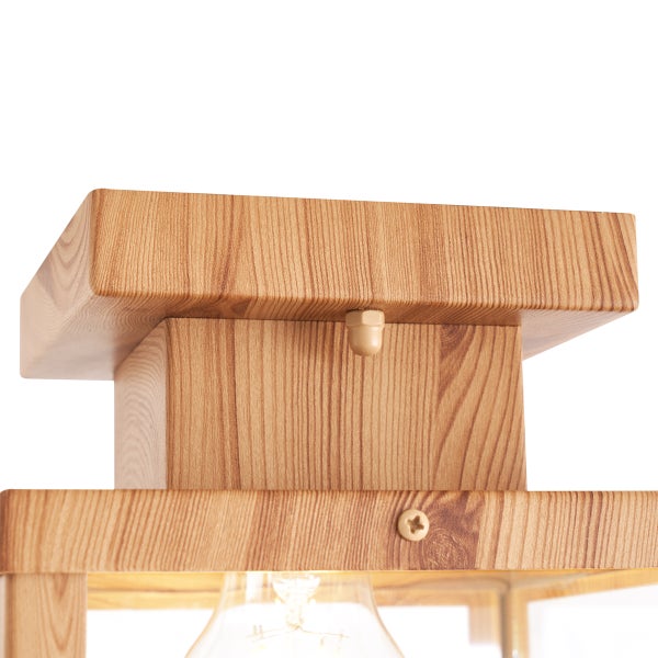 Deckenleuchte aus Holz mit sichtbarer Maserung, Detailansicht der Halterung und des Gehäuses.