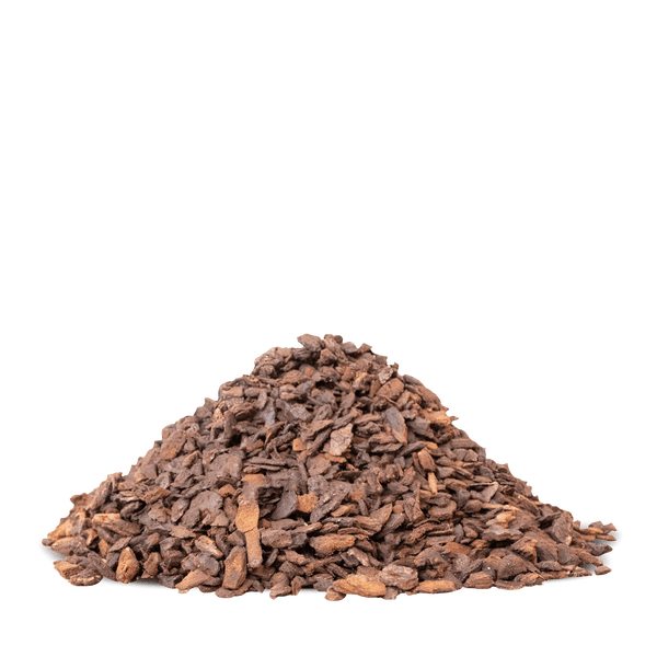 Ein Haufen Rindenmulch als natürliche Bodenabdeckung für den Garten.