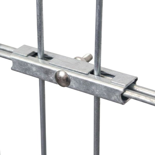 Detailansicht eines Metallgitter-Elements mit Befestigungsclip und Schraube