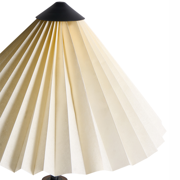 Innenansicht eines plissierten Lampenschirms mit einem Filament-LED-Leuchtmittel und einer schwarzen Fassung.