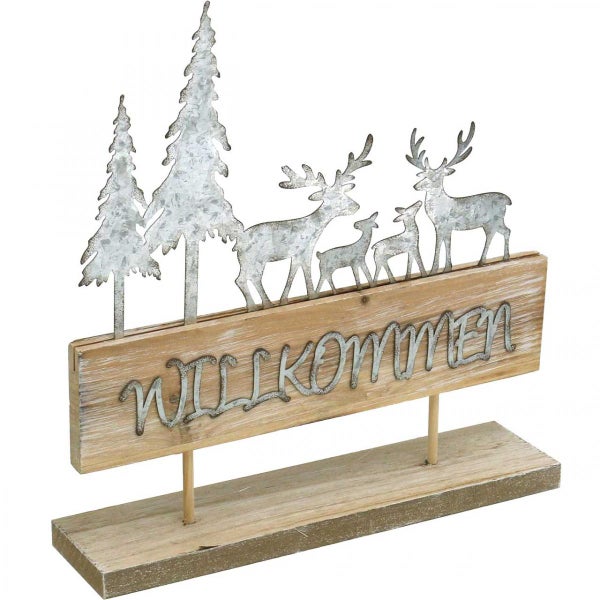 Dekorative Holzfigur mit Metallmotiven von Hirschen und Tannenbäumen, mit der Aufschrift Willkommen