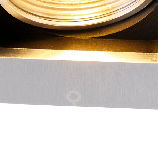 Nahaufnahme einer Leuchte mit Gehäuse aus gebürstetem Metall, Lichtquelle und Paulmann Logo.