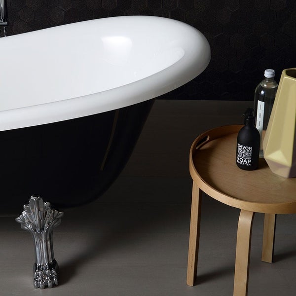 Freistehende Badewanne im klassischen Stil in Schwarz und Weiß | Romantica