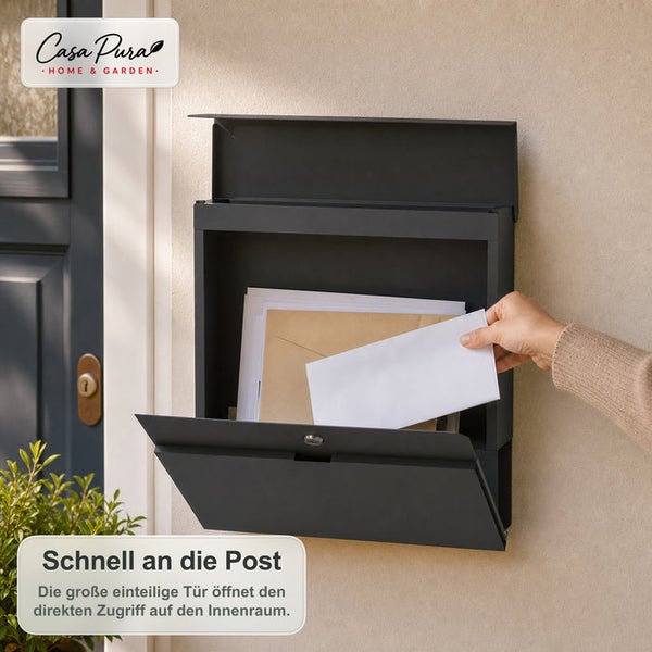 Wandbriefkasten aus Metall mit großer Öffnung für einfachen Zugriff auf die Post montiert an einer Hauswand unter dem Casa Pura Logo
