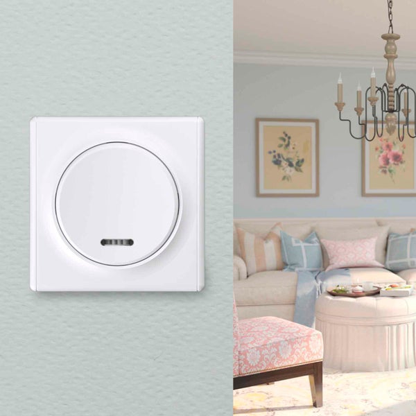 Ein weißer Lichtschalter mit rundem Tasterelement und Kontrollleuchte an der Wand, neben einer Wohnzimmerszene mit Sofa und Kronleuchter.