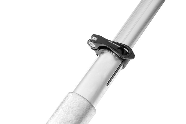 Detailaufnahme eines silberfarbenen Teleskopstiels mit schwarzer Klemme