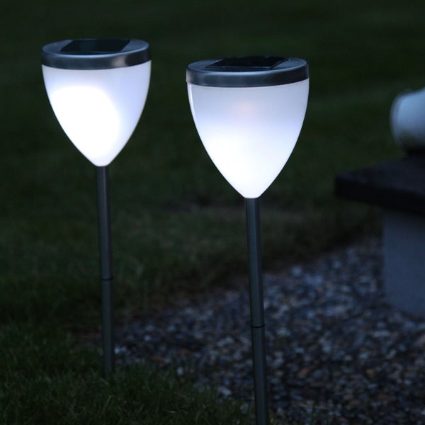 Zwei Solarleuchten im Garten