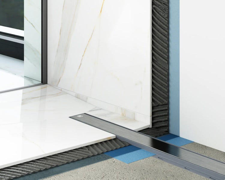 Badezimmer mit Dusche und Bodenablauf