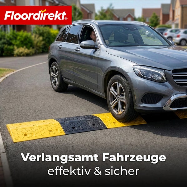 Ein SUV fährt über eine gelb-schwarze Fahrbahnschwelle aus Gummi auf einer asphaltierten Straße zur Verkehrsberuhigung. Floordirekt Logo.